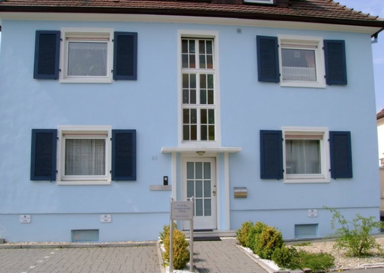 Meine Praxis in einem blauen Gebäude am Ende der General-Sigel-Str.